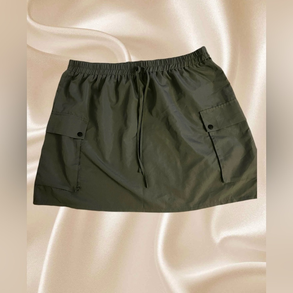 Women’s Gray cargo skirt SIZE 18